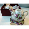 CAFETERA/TETERA PORCELANA con TAZA y PLATO ROSAS PEQUEÑAS
